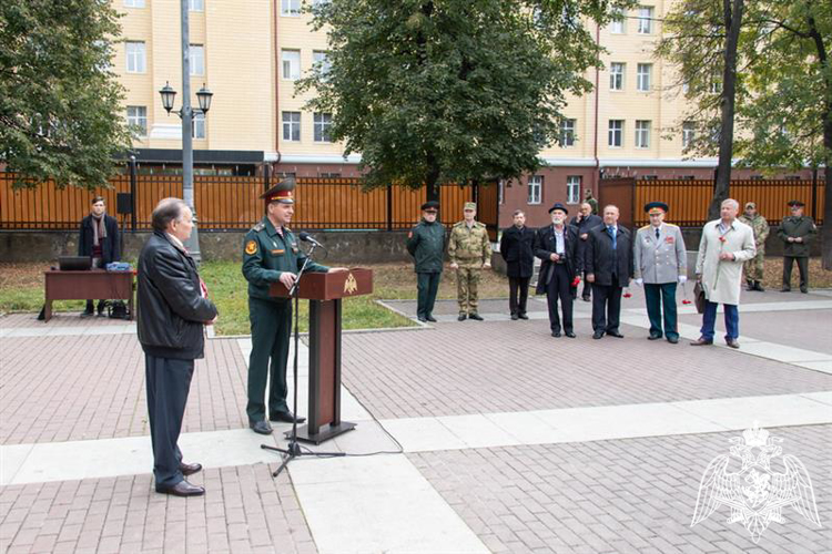 В ЦЕНТРАЛЬНОМ АППАРАТЕ РОСГВАРДИИ СОСТОЯЛАСЬ ВСТРЕЧА ВЫПУСКНИКОВ ЛЕНИНГРАДСКОГО ВОЕННО-ПОЛИТИЧЕСКОГО УЧИЛИЩА МВД СССР ИМ. 60-ЛЕТИЯ ВЛКСМ