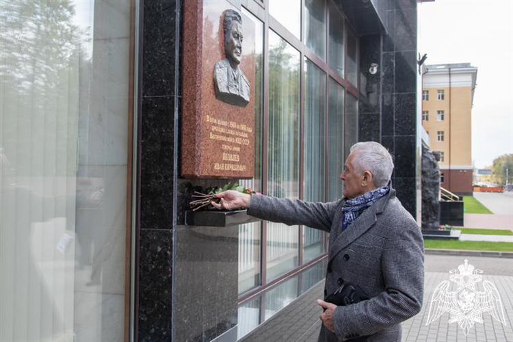В ЦЕНТРАЛЬНОМ АППАРАТЕ РОСГВАРДИИ СОСТОЯЛАСЬ ВСТРЕЧА ВЫПУСКНИКОВ ЛЕНИНГРАДСКОГО ВОЕННО-ПОЛИТИЧЕСКОГО УЧИЛИЩА МВД СССР ИМ. 60-ЛЕТИЯ ВЛКСМ