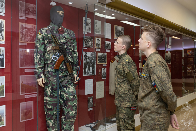 ОДИН ДЕНЬ ЮНАРМЕЙСКОГО ОТРЯДА «КРЕЧЕТ ЮНИОР» В РОСГВАРДИИ