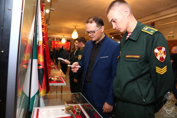 Центральный музей Росгвардии представил в Санкт-Петербурге передвижную выставку, посвященную 80-летию Военной академии войск национальной гвардии