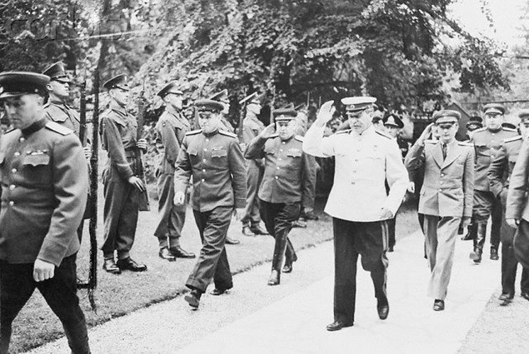 Дата в истории. 16 июля 1945 года в Потсдам прибыла советская делегация во главе с И.В. Сталиным. 17 июля здесь открылась третья и последняя в истории встреча глав держав-союзников по антигитлеровской коалиции
