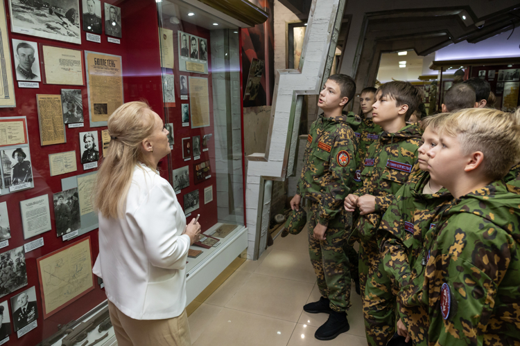 В день открытия патриотического сбора «Ратники Отечества. Зайцева гора – 2025» его участники посетили Центральный музей войск национальной гвардии