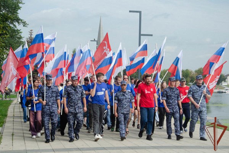 Государственный флаг как один из объединяющих символов российского общества