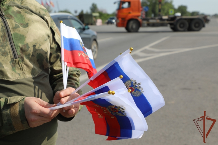 Государственный флаг как один из объединяющих символов российского общества