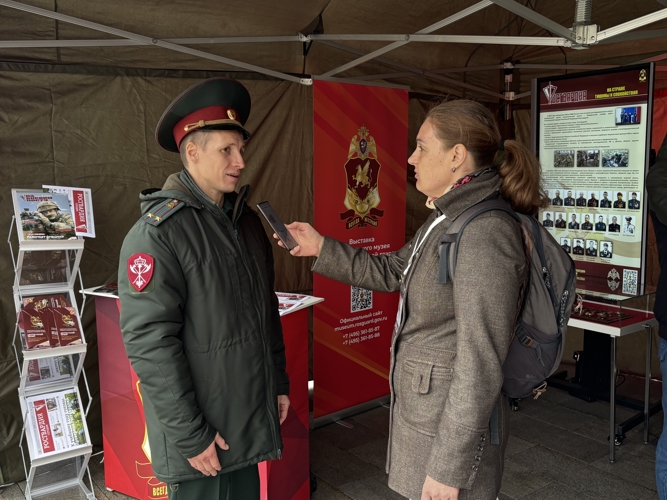 Центральный музей войск национальной гвардии представил передвижную экспозицию в рамках акции «Один день с Росгвардией» на Поклонной горе в Москве