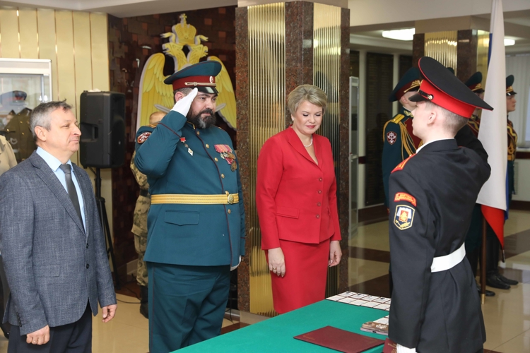 Московские школьники приняли клятву кадет в Зале Славы Центрального музея войск национальной гвардии
