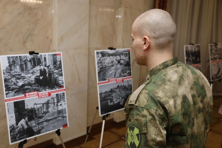 Линия фронта нашей памяти.  Центральный музей Росгвардии представил фотовыставку «Летописцы истории. Спираль времени сквозь объективы фотокамер»