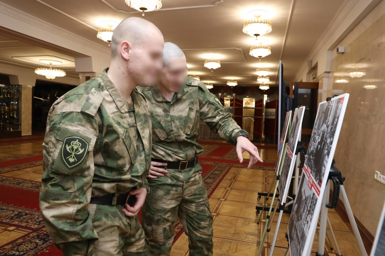 Линия фронта нашей памяти.  Центральный музей Росгвардии представил фотовыставку «Летописцы истории. Спираль времени сквозь объективы фотокамер»
