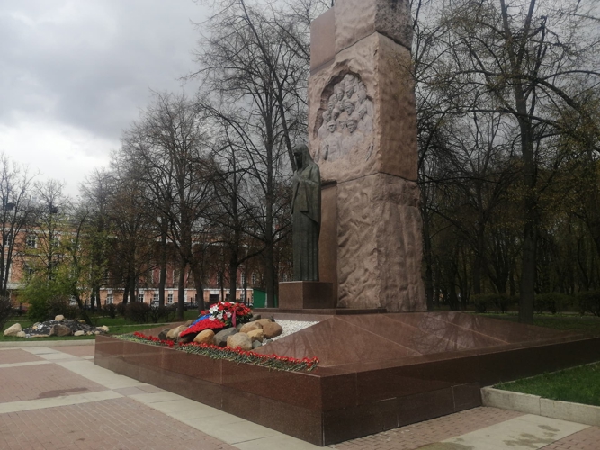 «Это памятник всем, кто ценой собственной жизни отстаивал закон и порядок в стране…». Монумент воинам внутренних войск и Росгвардии в сквере на Красноказарменной улице