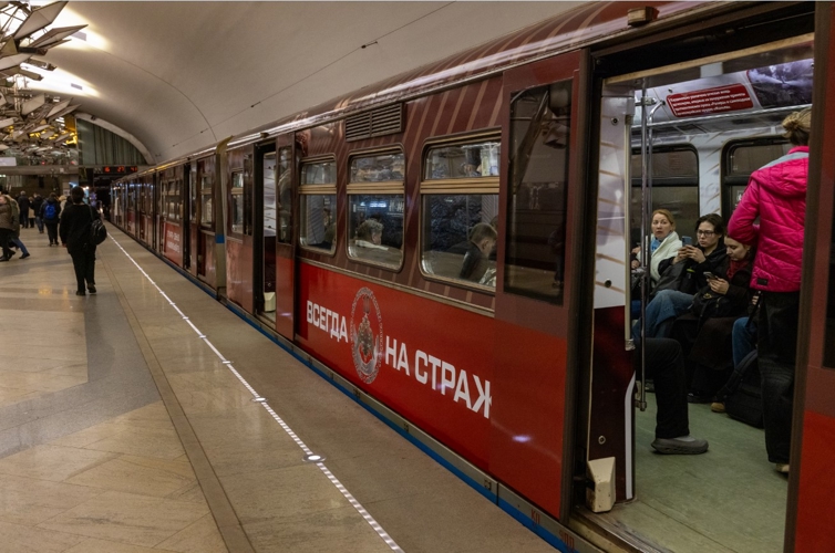 по сокольнической линии московского метро курсирует тематический поезд, рассказывающий о росгвардии