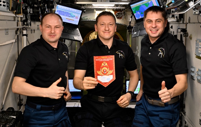 Космонавты Роскосмоса оставили свои автографы на специальном вымпеле Новосибирского военного института войск национальной гвардии