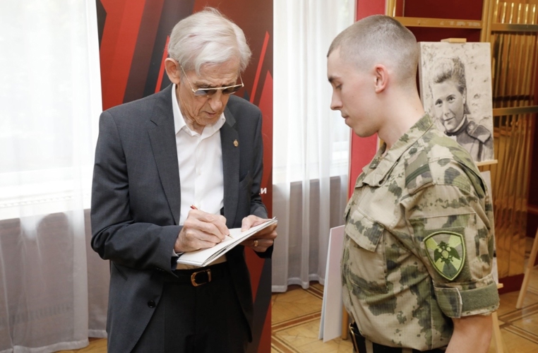 Центральный музей войск национальной гвардии представил персональную выставку художника Асара Сафиулина «Прекрасный полк»