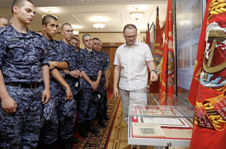 Центральный музей войск национальной гвардии представил персональную выставку художника Асара Сафиулина «Прекрасный полк»