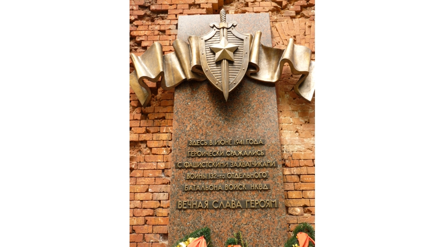 «Бессмертной славой покрыли вчера себя бойцы-чекисты... Они бились врукопашную, и только через мертвые их тела мог враг продвинуться на пядь вперед».