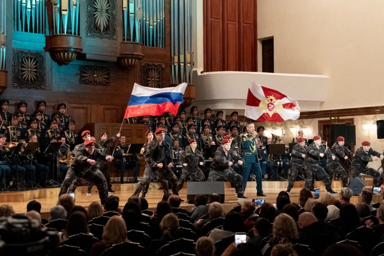 Казань: «В краю лесных болот и полноводных рек, нехоженых дорог, где глухомань, была заложена, как крепость сложена, столица ханская…»
