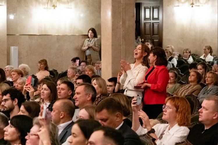 Казань: «В краю лесных болот и полноводных рек, нехоженых дорог, где глухомань, была заложена, как крепость сложена, столица ханская…»