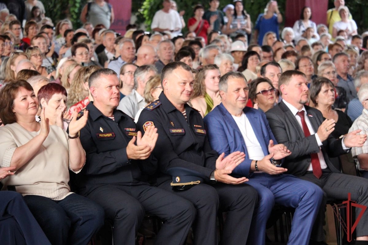 Самара: «Она, как лебедь над рекой, крыла раскинула широко…»