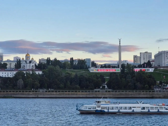 Самара: «Она, как лебедь над рекой, крыла раскинула широко…»